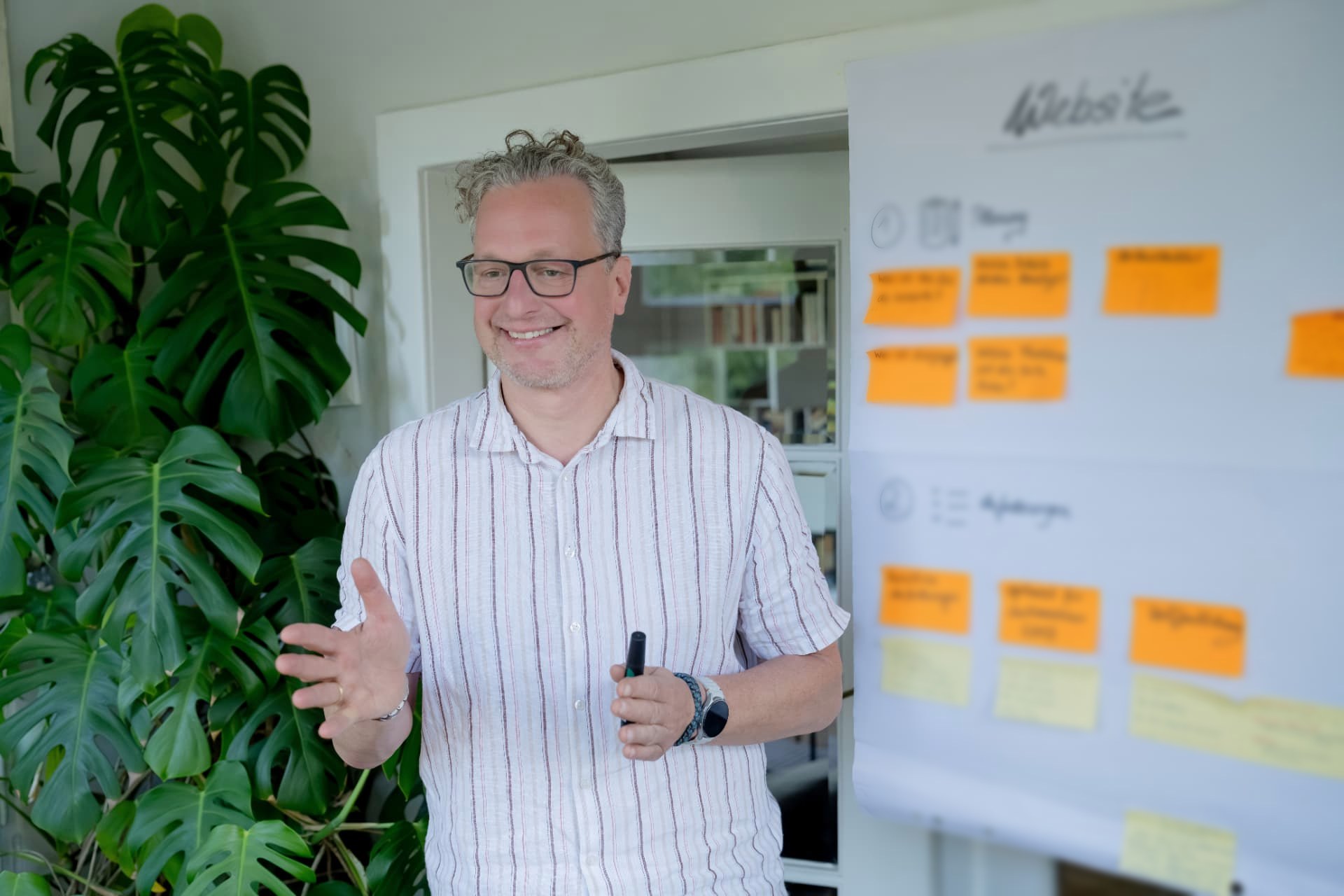Lars Schwichtenberg working at a flipchart — structuring and making things visible