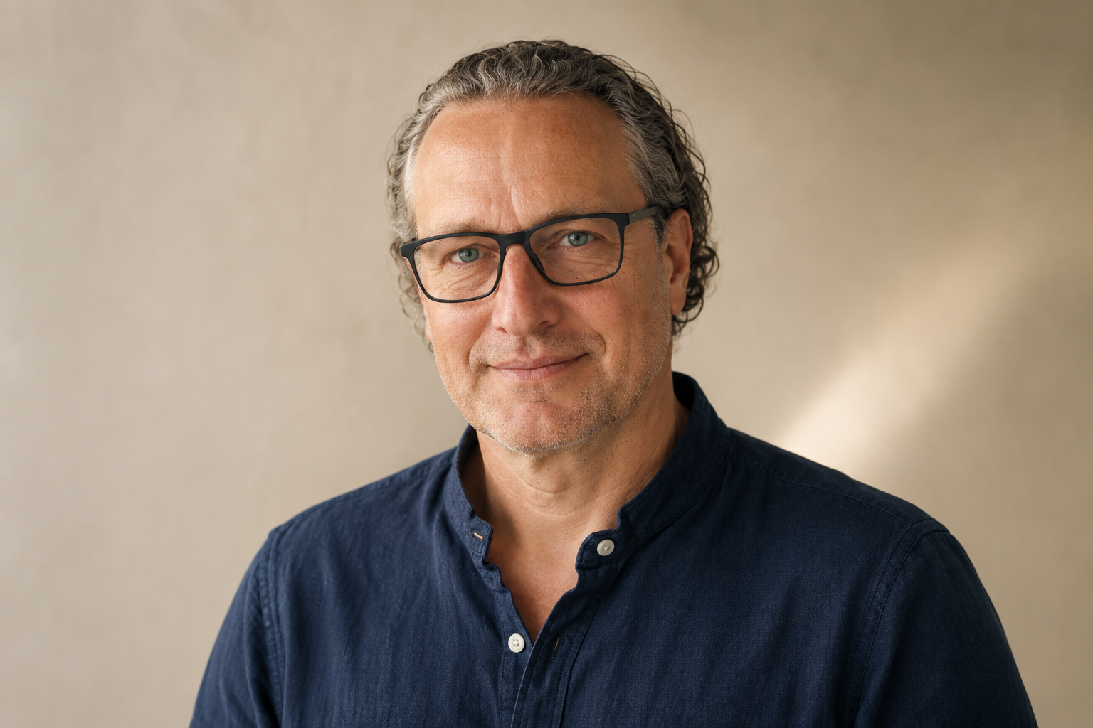 Portrait of Lars, founder of Human-Centered Evolution