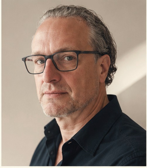 Portrait of Lars, founder of Human-Centered Evolution